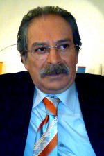 Selahattin Taşdöğen; Erzurum, Türkiye doğumlu Türk oyuncu, sanat yönetmeni