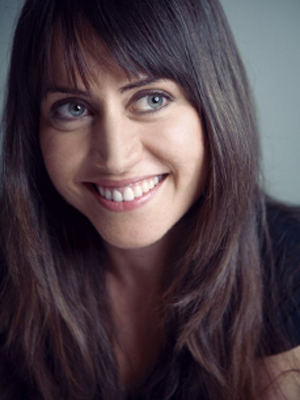 Selen Öztürk; İzmir, Türkiye doğumlu Türk oyuncu