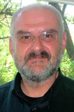 Selim Gürata; Karabük, Türkiye doğumlu Türk oyuncu, sanat yönetmeni, yönetmen