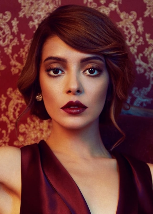 Selin Şekerci; Karşıyaka, İzmir, Türkiye doğumlu Türk oyuncu