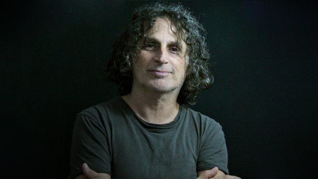 Serdar Ateşer; İstanbul, Türkiye doğumlu Türk müzisyen, besteci