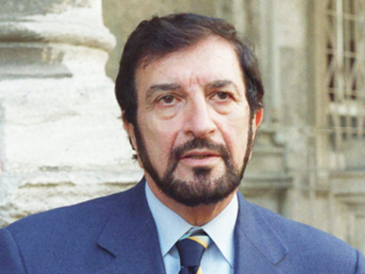 Sezen Cumhur Önal; Akseki, Antalya, Türkiye doğumlu Türk sunucu, söz yazarı, besteci