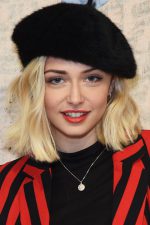 Sophie Simnett; Chiswick,Londra,İngiltere doğumlu İngiliz  oyuncu