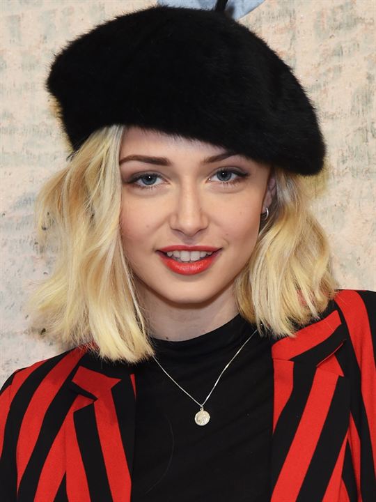 Sophie Simnett; Chiswick,Londra,İngiltere doğumlu İngiliz  oyuncu