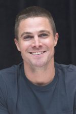 Stephen Amell; Toronto,Ontario,Kanada doğumlu Stephen Adam Amell olarak da bilinen Kanadalı  oyuncu, idari yapımcı