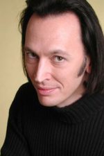 Steve Valentine; Bishopbriggs,Doğu Dunbartonshire,İskoçya doğumlu İskoçsihirbazoyuncu, senarist, seslendirme sanatçısı
