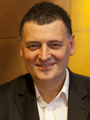 Steven Moffat; Paisley,Renfrewshire,İskoçya doğumlu Steven William Moffat olarak da bilinen İskoç  senarist, idari yapımcı, yaratıcı