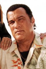 Steven Seagal; Lansing, Michigan, ABD doğumlu Steven Frederic Seagal olarak da bilinen Amerikalı dövüş sanatçısı, şarkıcı oyuncu, yapımcı, senarist, yönetmen