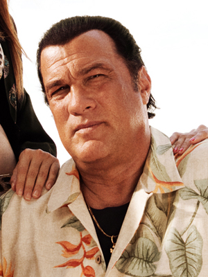 Steven Seagal; Lansing, Michigan, ABD doğumlu Steven Frederic Seagal olarak da bilinen Amerikalı dövüş sanatçısı, şarkıcı oyuncu, yapımcı, senarist, yönetmen