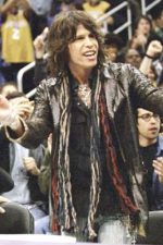 Steven Tyler; Yonkers, New York, ABD doğumlu Amerikalı şarkıcı, söz yazarı, multi enstrümantalist oyuncu, besteci