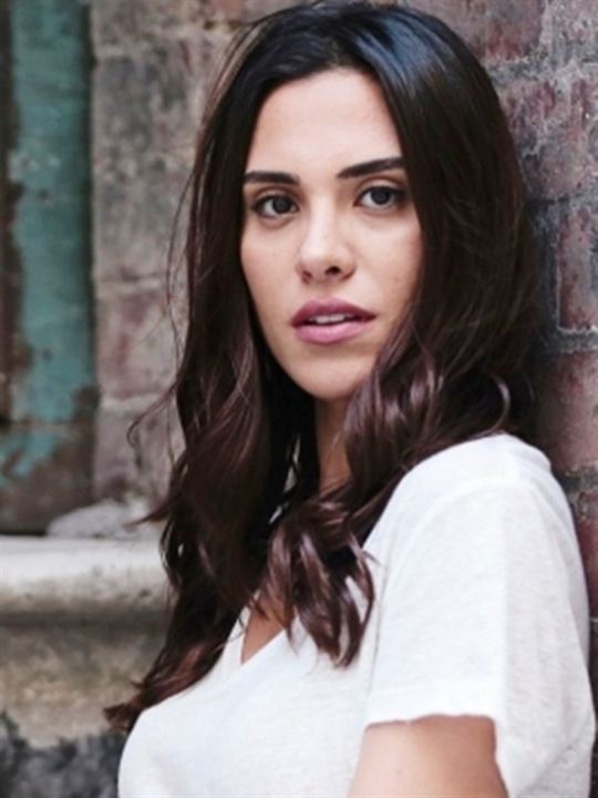 Şükran Ovalı; Eşrefpaşa, Konak, İzmir, Türkiye doğumlu Türk oyuncu