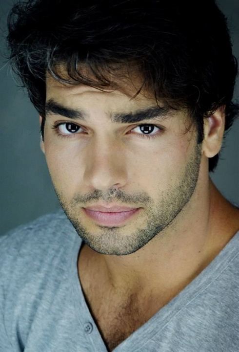 Şükrü Özyıldız; İzmir, Türkiye doğumlu Türk oyuncu