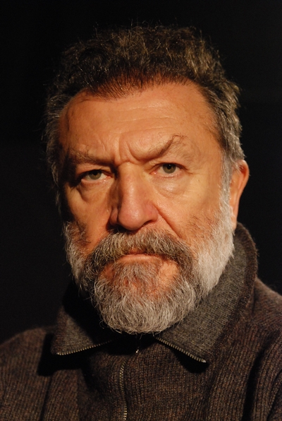 Tamer Levent; İzmir, Türkiye doğumlu Türk oyuncu, sanat yönetmeni, yönetmen, yazar