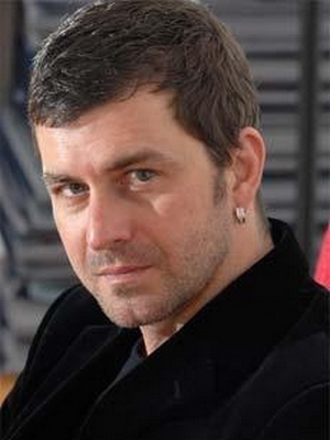 Tan Sağtürk; İzmir, Türkiye doğumlu Türk oyuncu