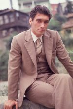 Tarık Tarcan; Bursa, Türkiye doğumlu Türk oyuncu