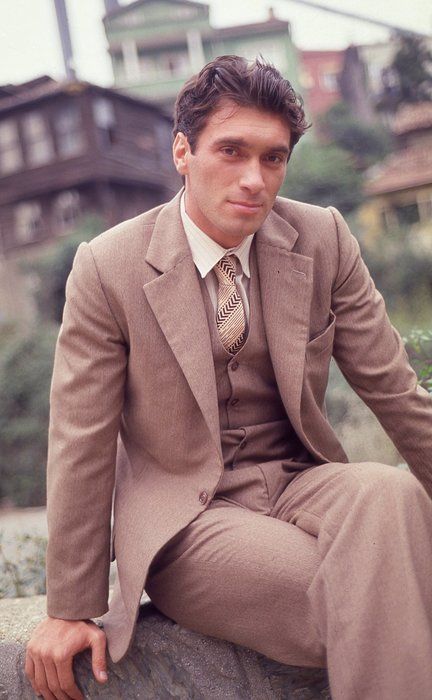 Tarık Tarcan; Bursa, Türkiye doğumlu Türk oyuncu