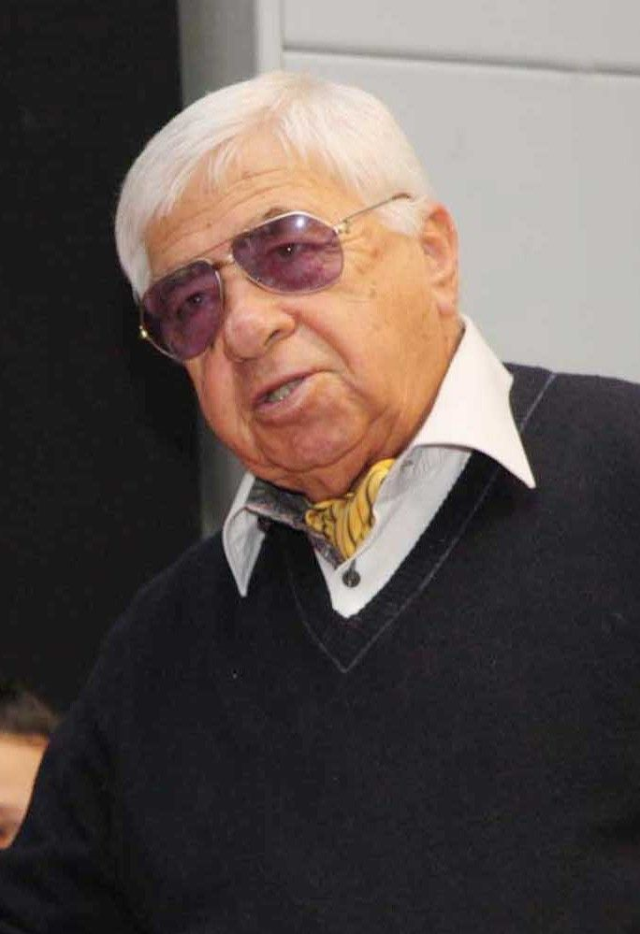 Tekin Akmansoy; Sarayköy, Denizli, Türkiye doğumlu Türk oyuncu, senarist