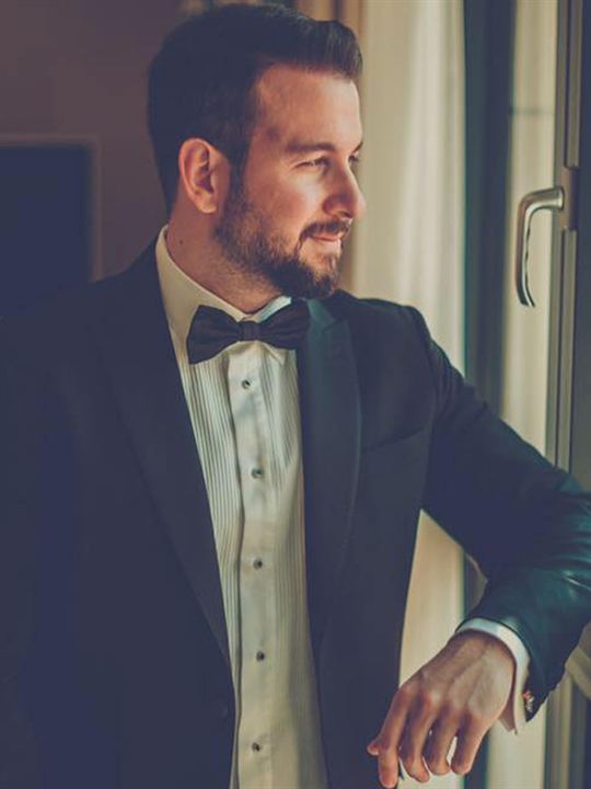 Togan Gökbakar; İzmir, Türkiye doğumlu Türk yönetmen, yapımcı, senarist