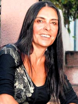 Tomris Giritlioğlu; Kadınhanı, Konya, Türkiye doğumlu Türk yönetmen, yaratıcı, yapım tasarımcısı, yapımcı