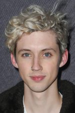Troye Sivan; Johannesburg, Güney Afrika doğumlu Güney Afrikalıyoutuber, şarkıcı, söz yazarı oyuncu