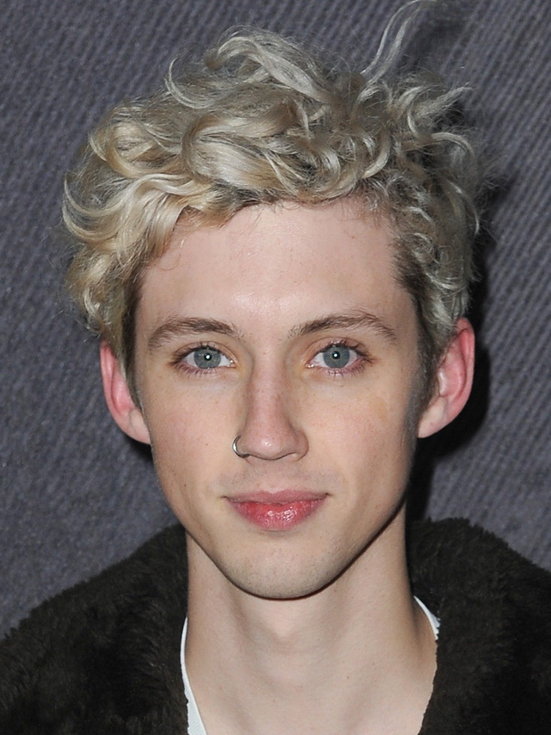 Troye Sivan; Johannesburg, Güney Afrika doğumlu Güney Afrikalıyoutuber, şarkıcı, söz yazarı oyuncu