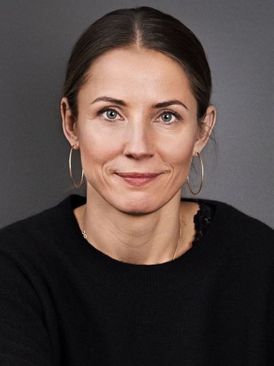 Tuva Novotny; Stokholm ,İsveç doğumlu Tuva Moa Matilda Karolina Novotny olarak da bilinen İsveçlişarkıcıoyuncu, yönetmen, senarist