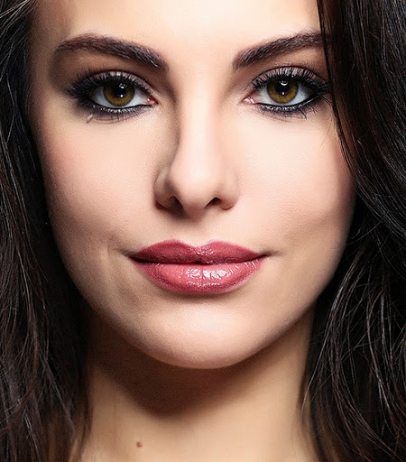 Tuvana Türk ay; İstanbul, Türkiye doğumlu Türk oyuncu