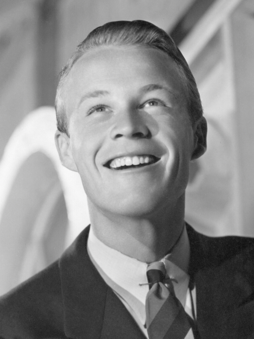 Wayne Morris; Amerikalı oyuncu, idari yapımcı, ortak yapımcı