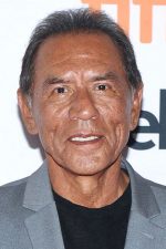 Wes Studi; Tahlequah, Oklahoma, ABD doğumlu Amerikalı oyuncu