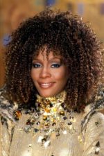 Whitney Houston; Newark, New Jersey, ABD doğumlu Whitney Elizabeth Houston olarak da bilinen Amerikalı şarkıcı, tema müziği sanatçısı, tema müziği bestecisi, oyuncu