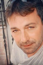 Yalçın Dümer; İstanbul, Türkiye doğumlu Türk oyuncu