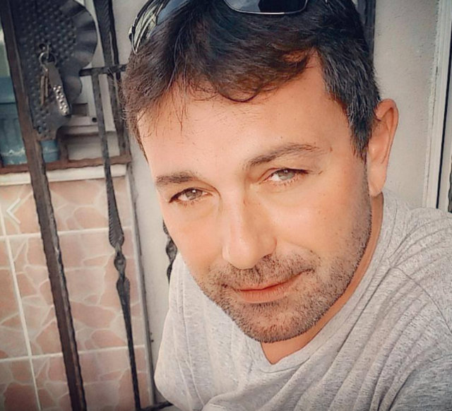 Yalçın Dümer; İstanbul, Türkiye doğumlu Türk oyuncu