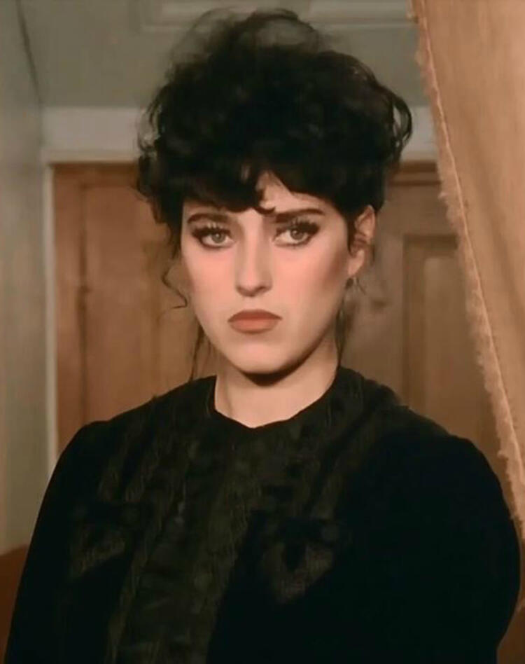 Yaprak Özdemiroğlu; Ankara, Türkiye doğumlu Türk oyuncu