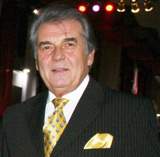 Yusuf Sezgin; Bakırköy, İstanbul, Türkiye doğumlu Türk oyuncu, yönetmen