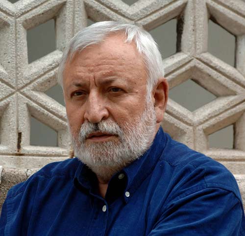 Yücel Çakmaklı; Bolvadin, Afyonkarahisar, Türkiye doğumlu Türk yönetmen, yapımcı, senarist