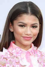 Zendaya; Oakland, Alameda, Kaliforniya, ABD doğumlu Zendaya Maree Stoermer Coleman olarak da bilinen Amerikalı dansçı, şarkıcı oyuncu