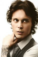 Ville Valo; Helsinki,Finlandiya doğumlu Ville Hermanni Valo olarak da bilinen Finşarkıcı, söz yazarımüzisyen