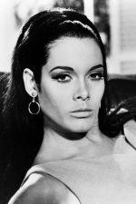 Martine Beswick; Port Antonio, Jamaika doğumlu Jamaikalı oyuncu