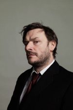 Julian Barratt; Leeds,Batı Yorkshire,İngiltere doğumlu Julian Barratt Pettifer olarak da bilinen İngiliz oyuncu, senarist, creator/showrunner