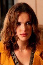 Elizabeth Henstridge; Sheffield,Güney Yorkshire,İngiltere doğumlu Elizabeth Frances Henstridge olarak da bilinen İngiliz oyuncu