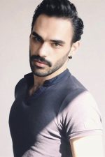 Ercan Tezelli; İstanbul, Türkiye doğumlu Türk oyuncu, senarist