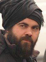 İzzet Özkaya; Türk besteci, ışık şefi