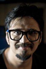 Amit Trivedi; Bandra, Mumbai, Maharaştra, Hindistan doğumlu Hintbesteci (tema müziği), şarkıcı, söz yazarı besteci, oyuncu