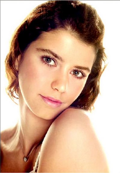 Beren Saat; Ankara, Türkiye doğumlu Türk oyuncu, seslendirme sanatçısı