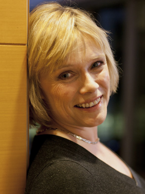 Sue Vertue; Surrey,İngiltere doğumlu Susan Nicola Vertue olarak da bilinen İngiliz  idari yapımcı, yapımcı