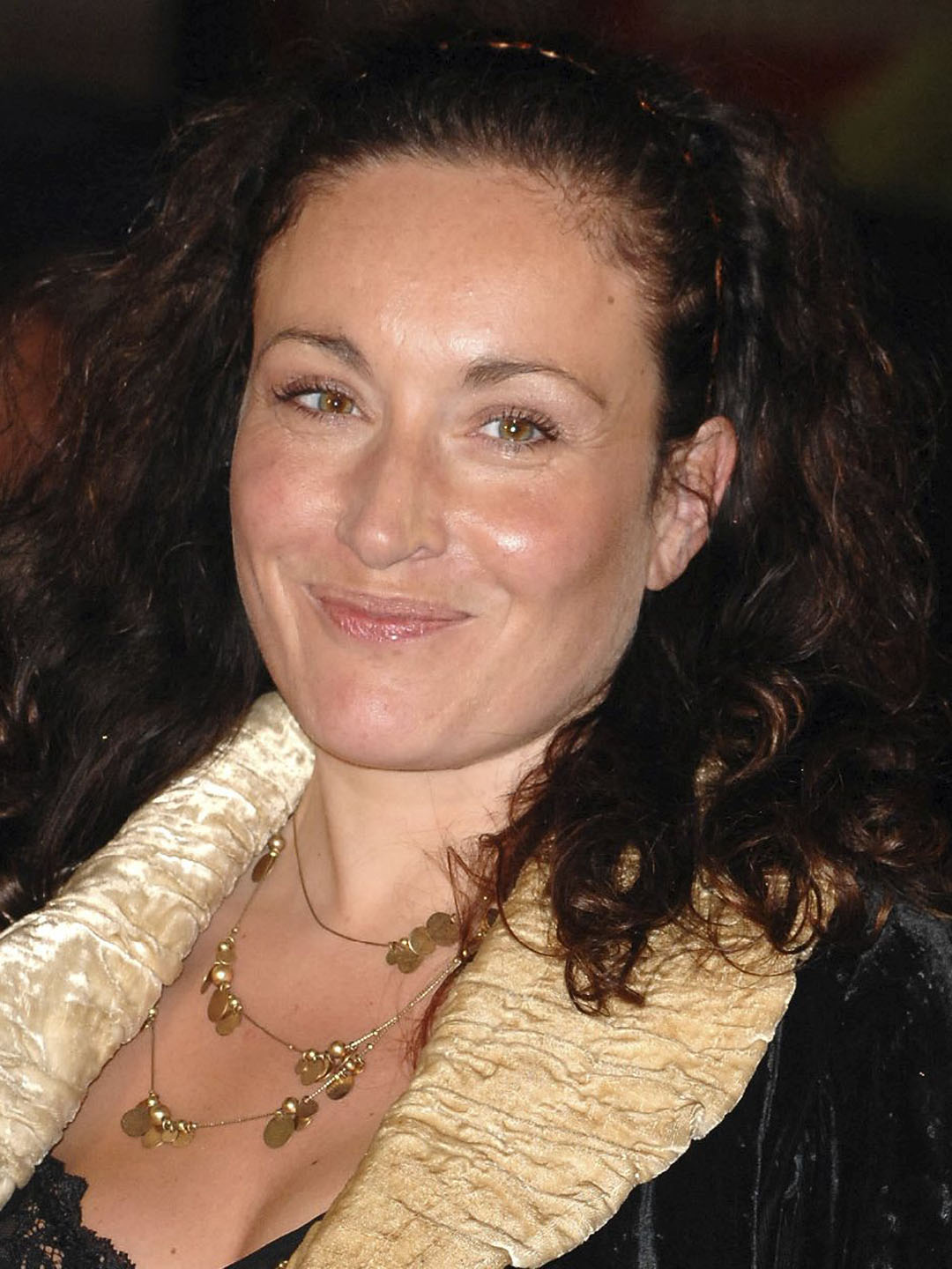 Lucy Cohu; Wiltshire,İngiltere doğumlu İngiliz  oyuncu