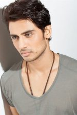 Shiv Pandit; Nagpur, Maharaştra, Hindistan doğumlu Hint oyuncu