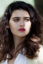 Manal Issa; Neuilly-sur-Seine, Hauts-de-Seine, Fransa doğumlu Fransız oyuncu