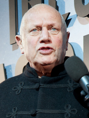 Steven Berkoff; Stepney,Londra ,İngiltere doğumlu Leslie Steven Berks olarak da bilinen İngiliz  oyuncu