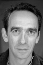 Adrian Schiller; Londra,İngiltere doğumlu İngiliz  oyuncu